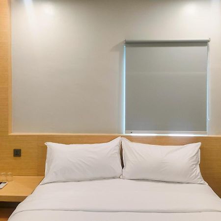 Travel Biz Hotel Medan Mitra Reddoorz Exterior foto