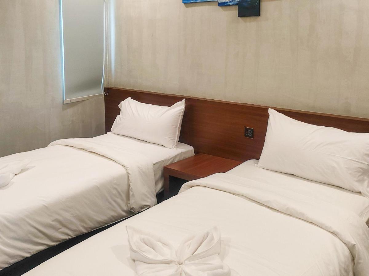 Travel Biz Hotel Medan Mitra Reddoorz Exterior foto